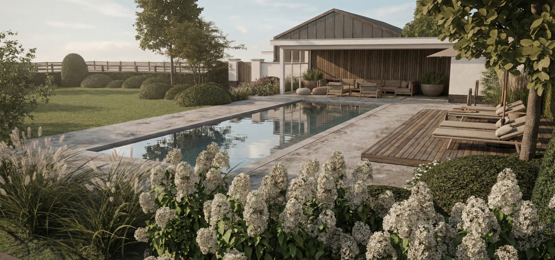 Villatuin met zwembad, houten vlonder, witte hortensia’s en modern-landelijk poolhouse.