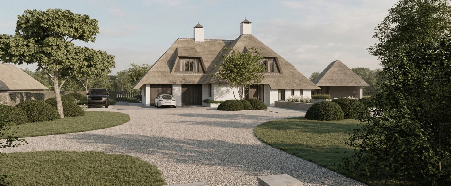 Voortuin van rietgedekte woning met grindoprit, organisch gesnoeide beplanting en volwassen bomen.